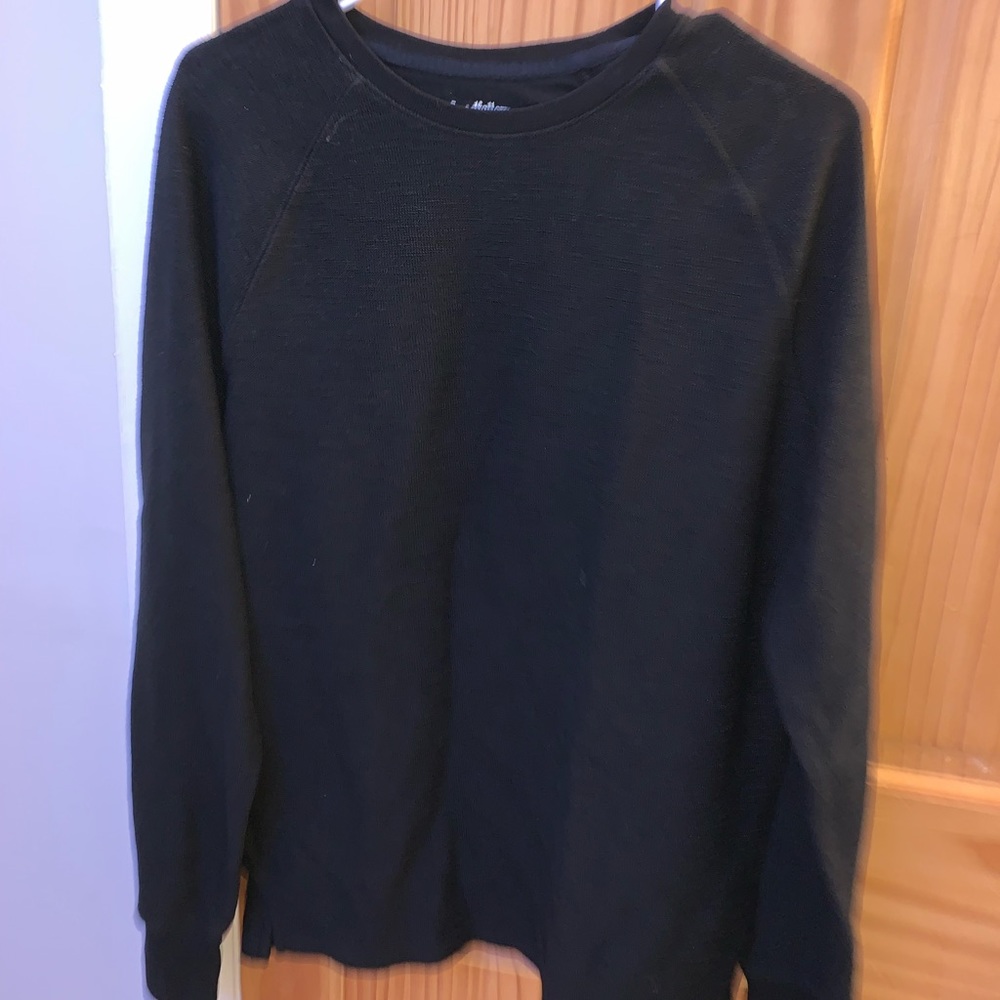 black crew neck shirt